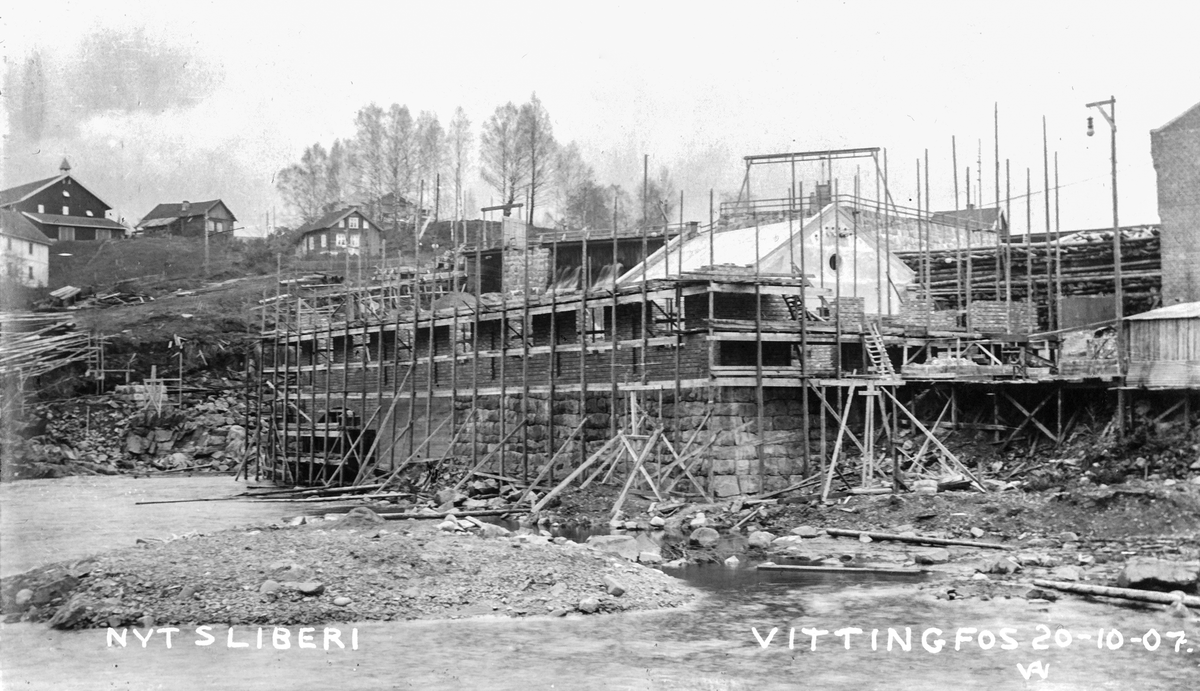 Bygging av nytt tresliperi ved Vittingfos bruk 1906-08. Sett fra sør-vest.
Fotograf Albert Wüller (1877-1944) , ingeniør fra Nyland Mek.