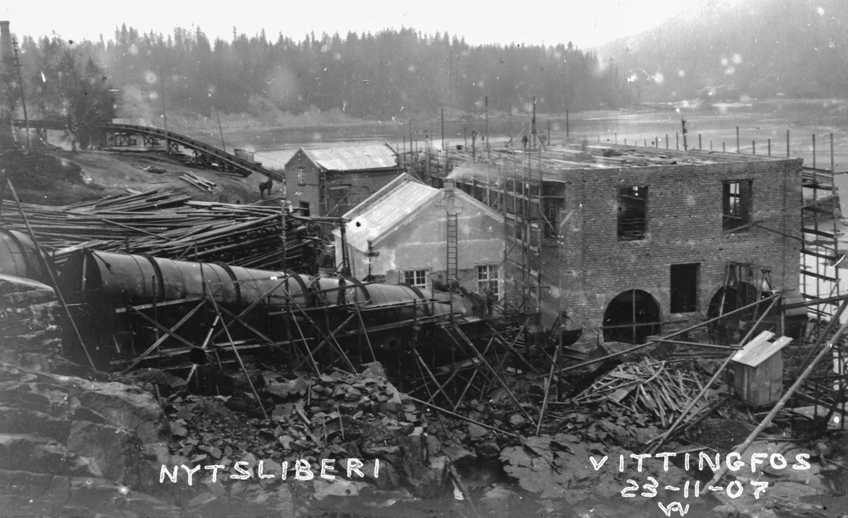 Bygging av nytt tresliperi ved Vittingfos bruk 1906-08. Sett fra nord-vest.
Fotografen var Albert Wüller (1877-1944), ing ved Myrens verksted.
