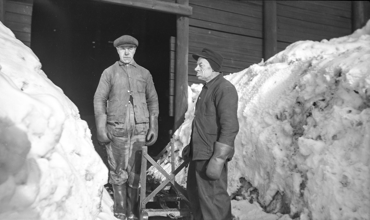 To ansatte ved uteavdelingen, fra venstre Einar Juvet, Ernst Stribolt.