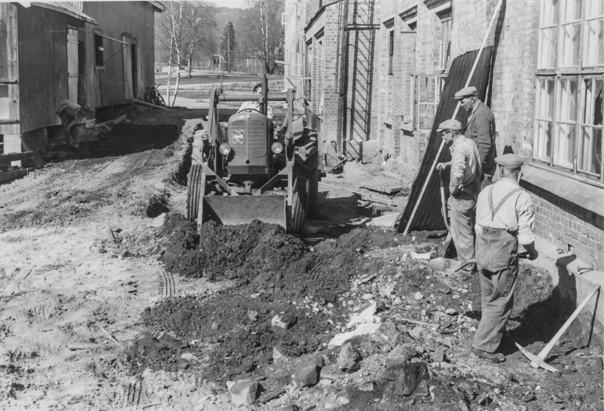 Utbygging ved Vittingfoss bruk 1954.
Øverst ved veggen Hjalmar Grina. I midten Halvor Friberg. Bjarne Johannessen.