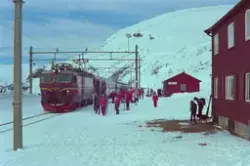 Elektrisk lokomotiv El 16 2208 med skiløpertog fra Voss til 