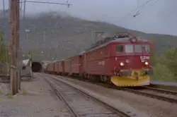 Elektrisk lokomotiv El 11 2098 med persontog til fra Flåm ti