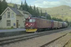 Elektrisk lokomotiv El 11 2110 med persontog fra Flåm til Vo