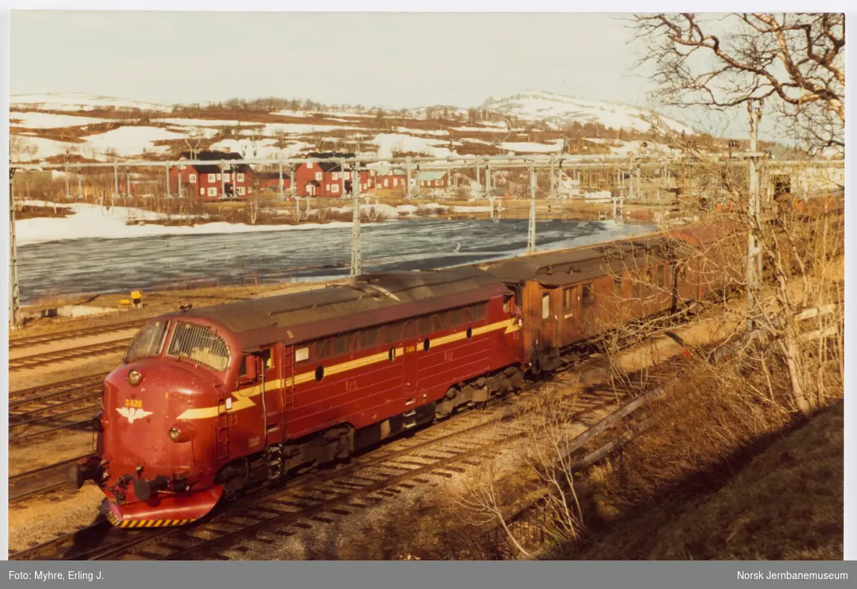 Diesellokomotiv Di 3 626 med godstog fra Trondheim, tog 5741, på Storlien stasjon