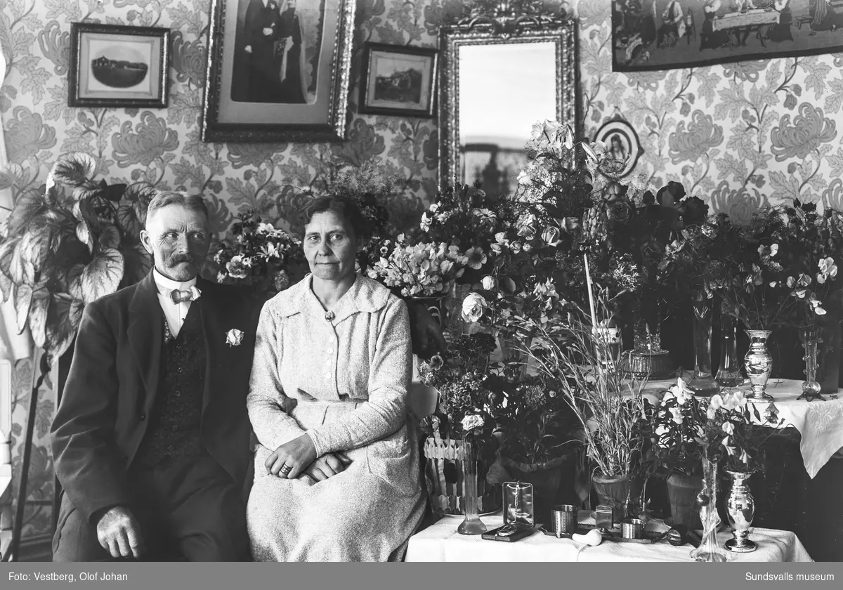 Fyra bilder med ett äldre par som poserar framför blommor och presenter, troligen bröllopsdag eller bemärkelsedag. Tredje bilden är en stor gruppbild utomhus med släkt och vänner.