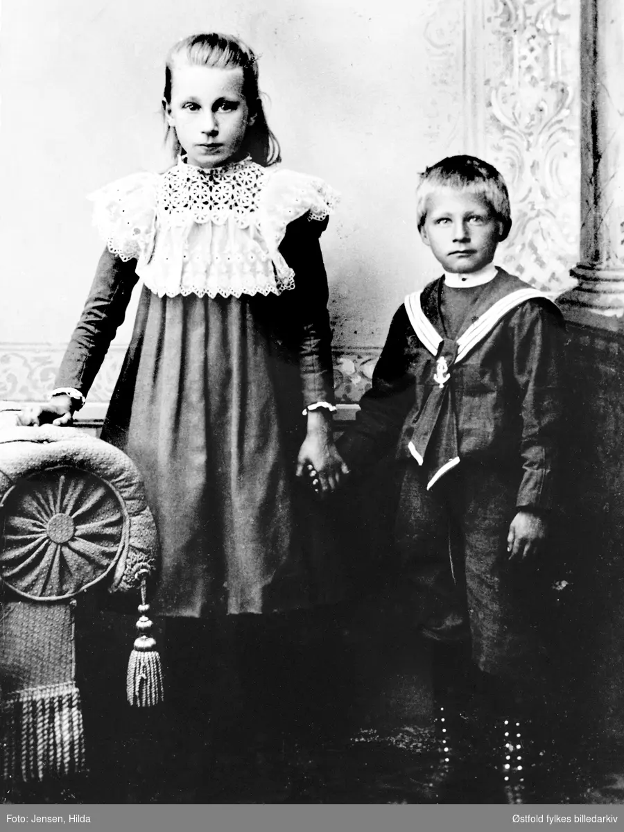 Portrett av Olga Halvorsen med broren Harald Sundaas i Skiptvet ca. 1900.