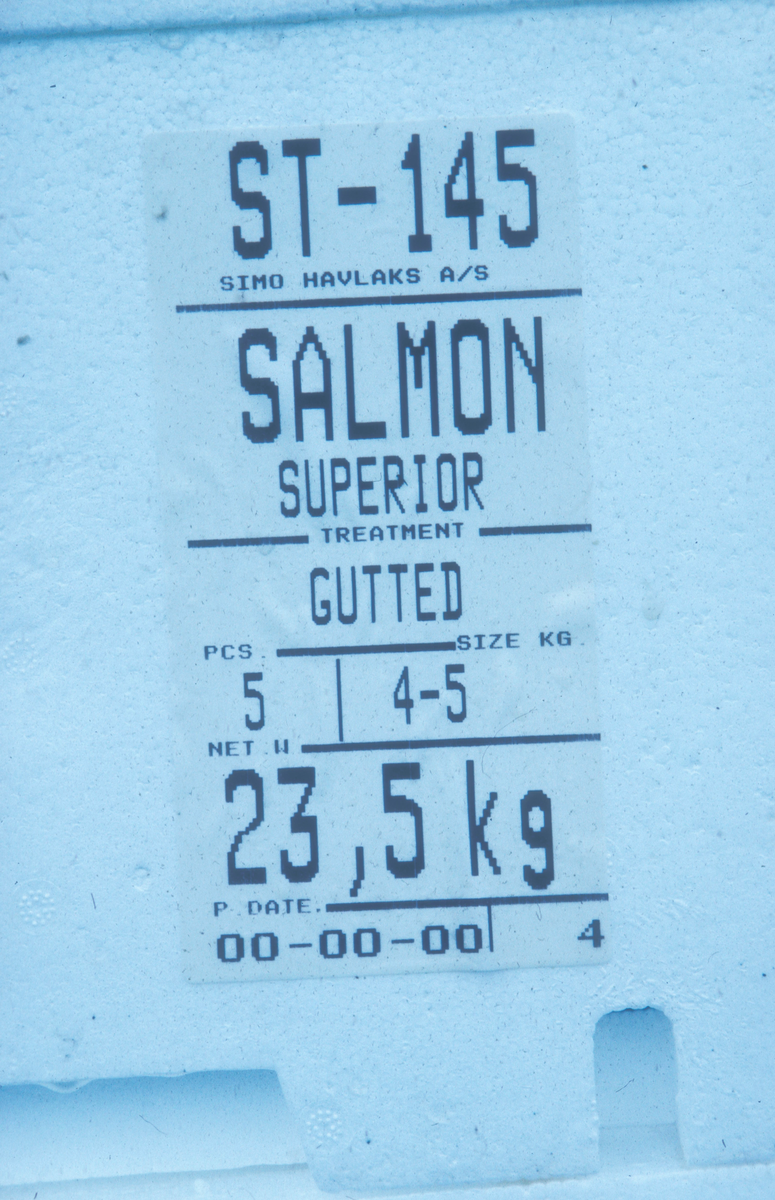 Simo, Bjugn : Bilde av etiketten på en av kassene med oppdrettsfisk.