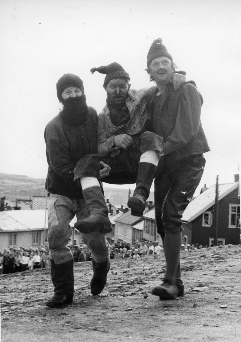 Tre menn i kostymer under en Bergmannsdag