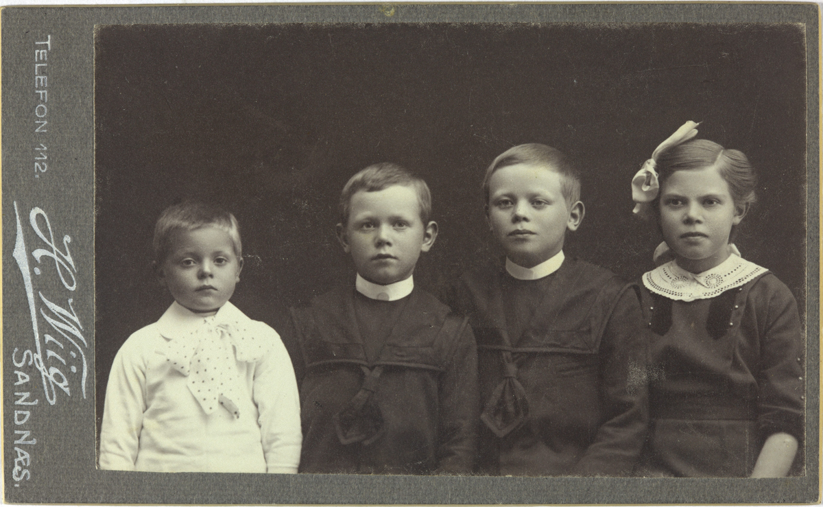 Atelierportrett av fire små barn: Garman, John, Jens og Gudrun.