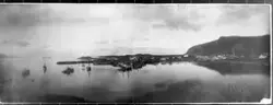 Parti fra Melbu havn.Panorama, satt sammen av to bilder. Fra