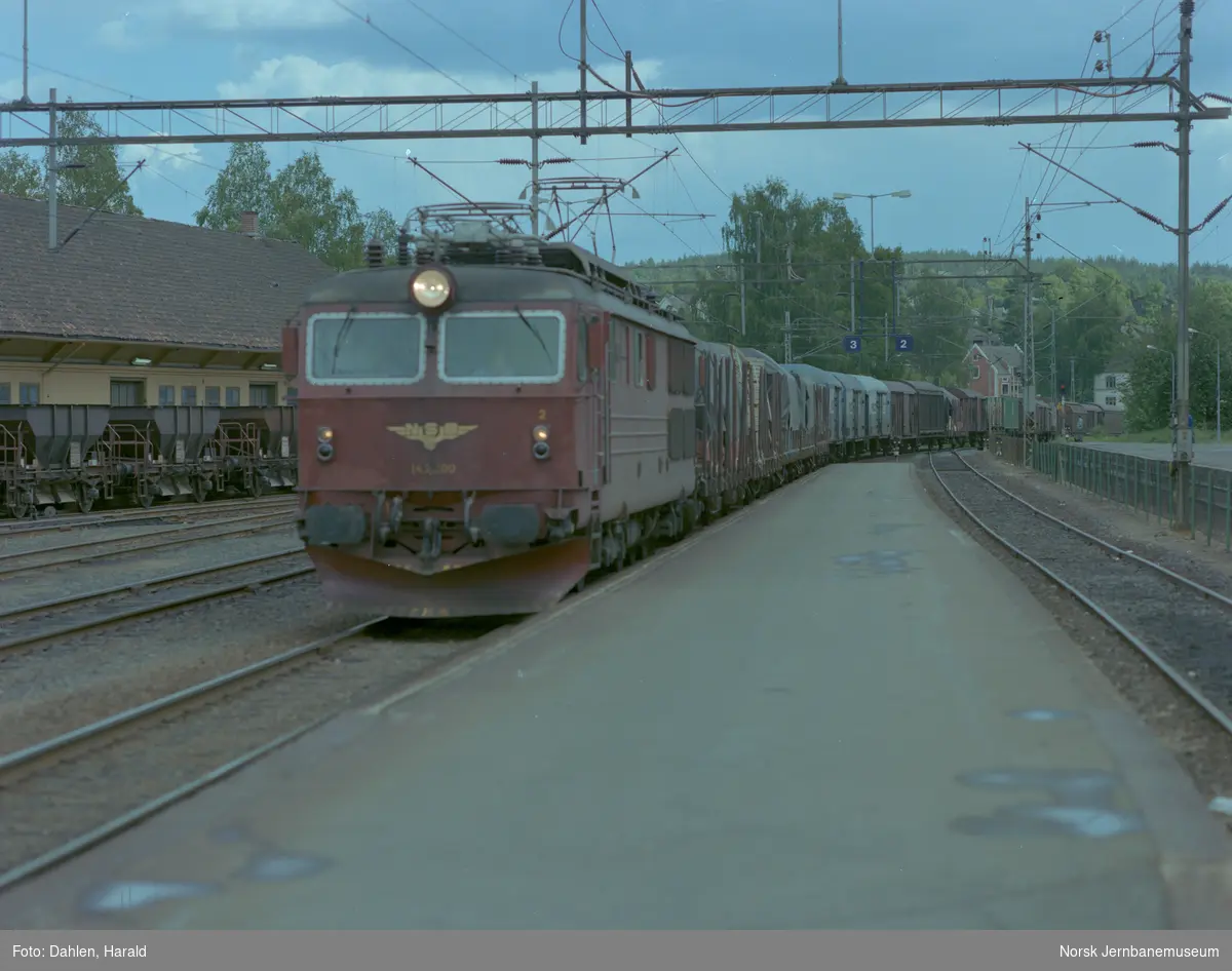 Elektrisk lokomotiv El 14 2200 med godstog retning Kristiansand på Kongsberg stasjon