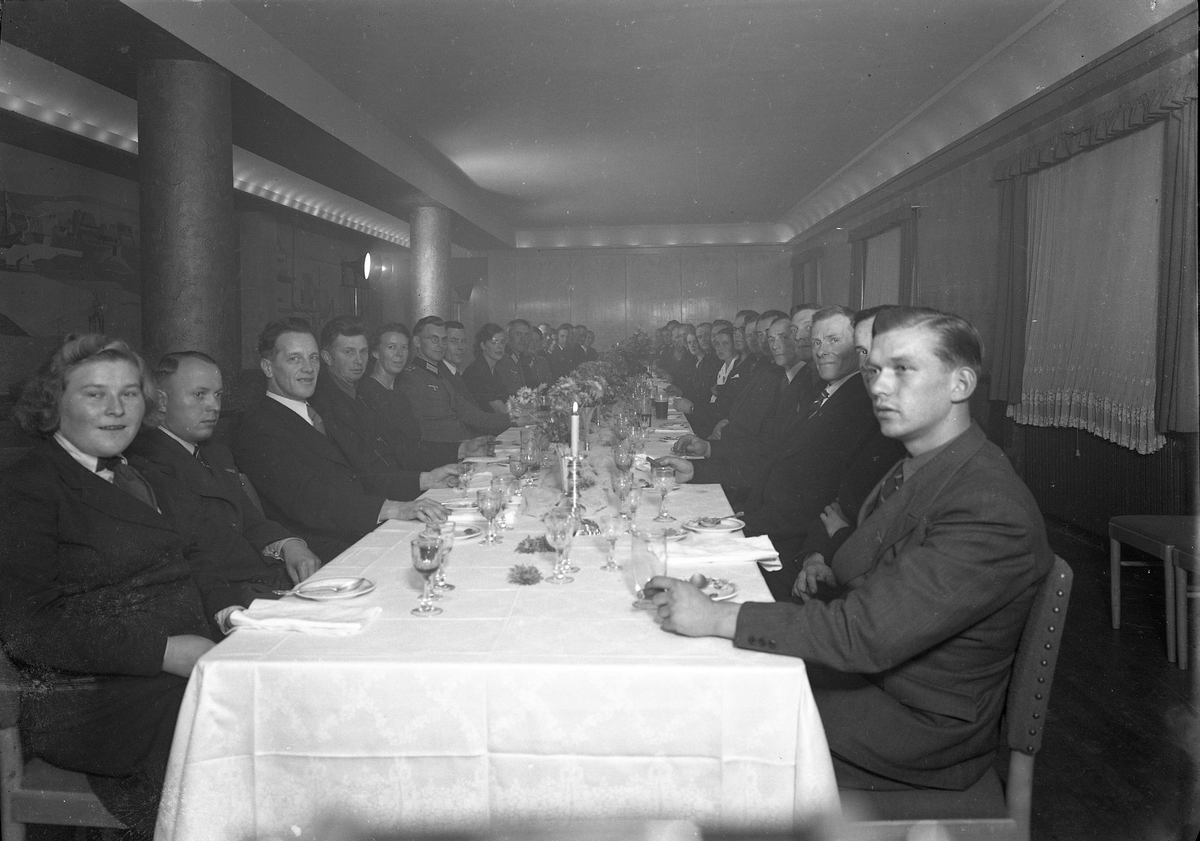 Restaurant Bjørnen i Fredrikstad 1941. Bestiller: Nasjonal Samling (NS), fest fotografert i Restaurant Bjørnen.