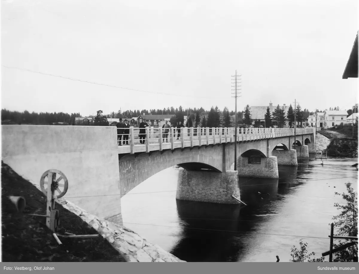 Invigning av den nya betongbron i Njurundabommen 1919.