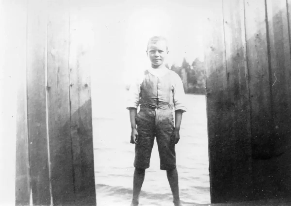 En av sönerna Salmonson står i dörren till badhuset vid Våmfjärden.