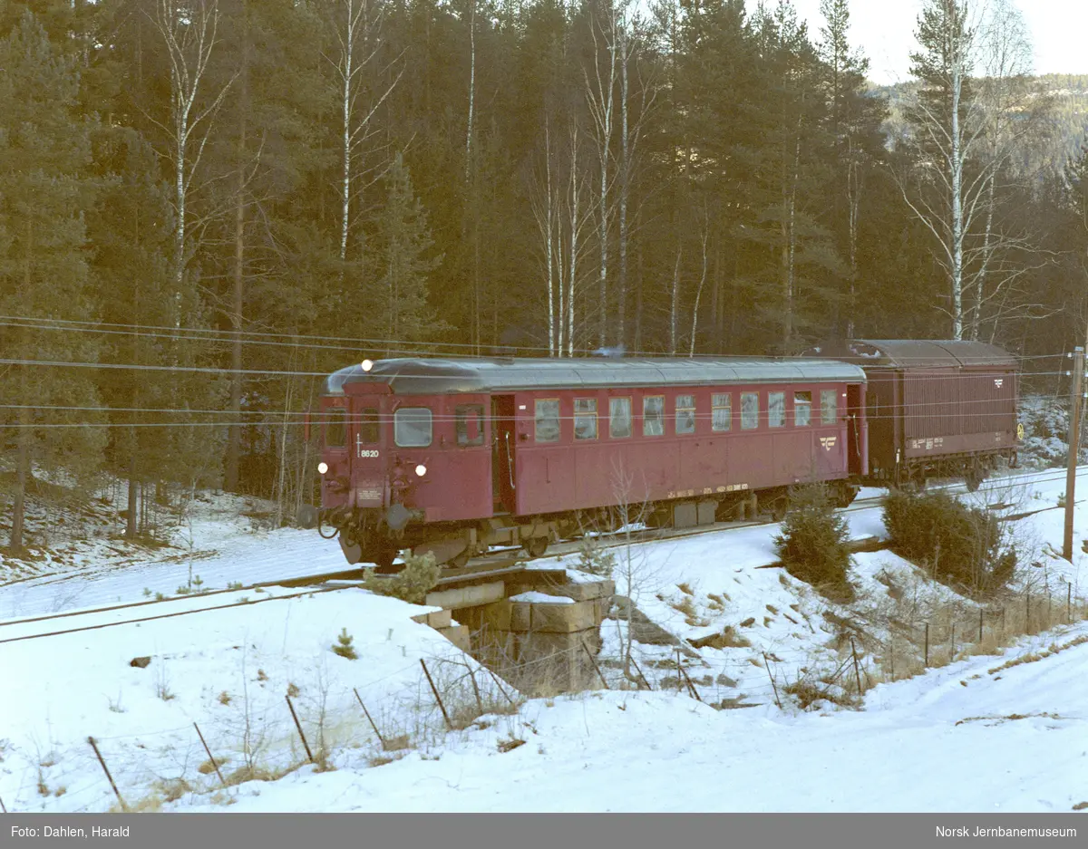 Dieselmotorvogn BM 86 20 med persontog til Rødberg