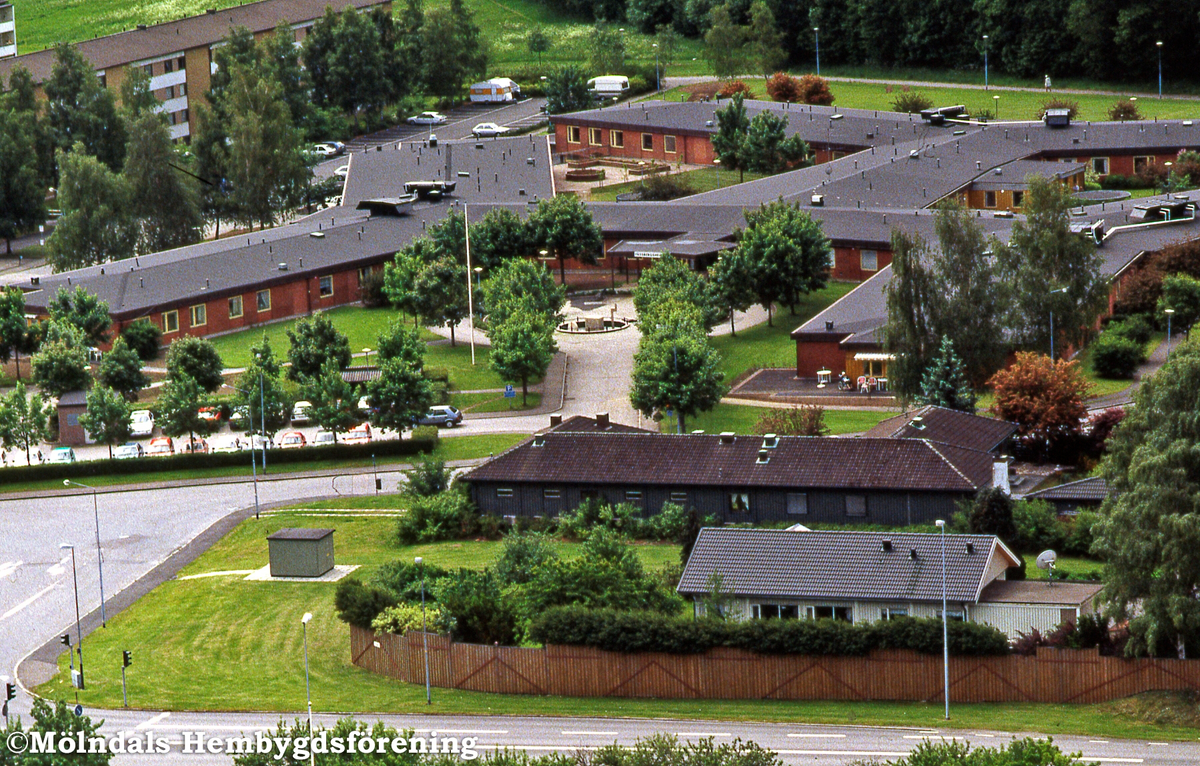 Toltorp i Mölndal, juni 1996. Fässbergshemmet och djurkliniken.
