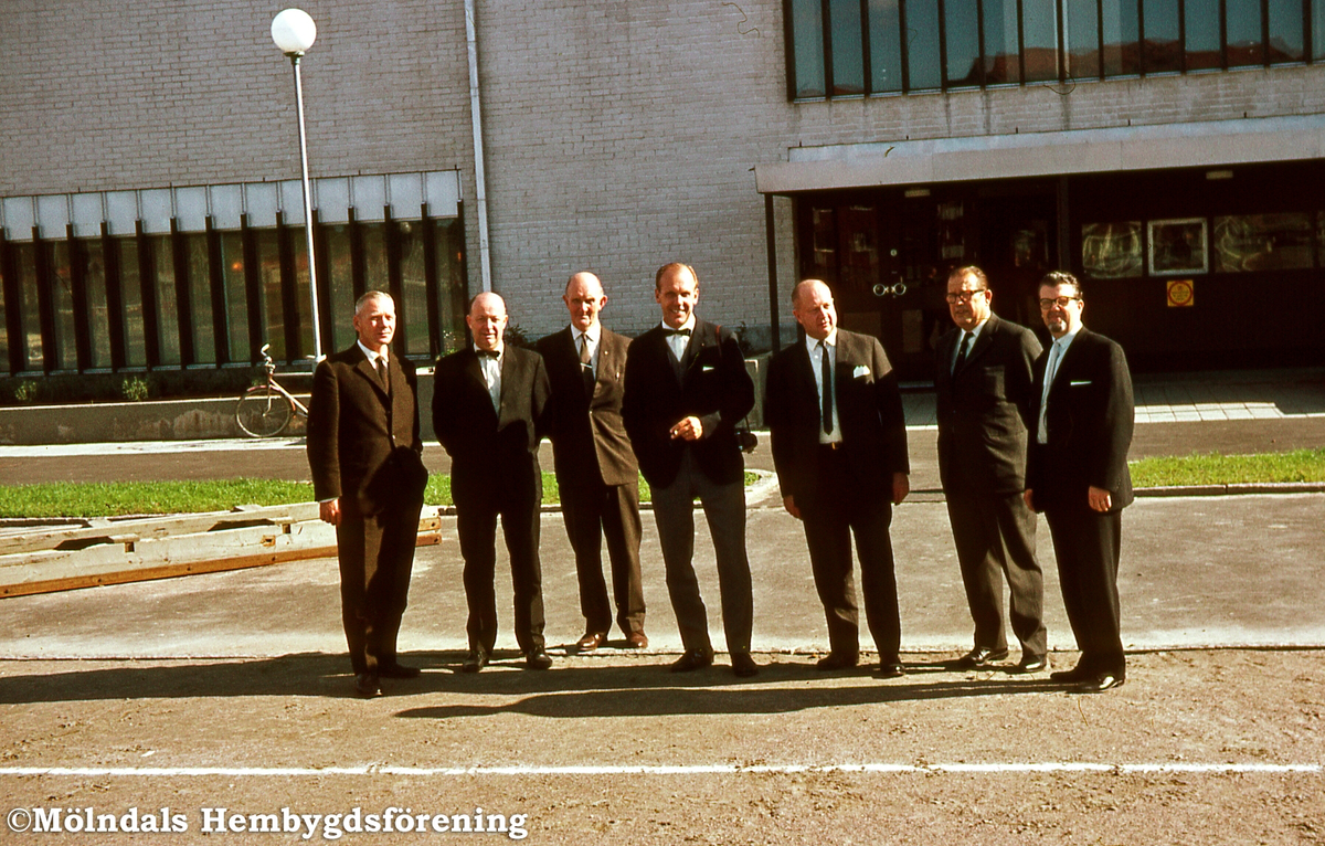 Valdagen i Mölndal, den 18 september 1966. Två från vardera vänorterna i Albertslund och Onsøy gästade Mölndal vid valet. Från höger: Gunnar Lind, Nils Cederhök, gäst, Sven Olsson och gäster. Grupporträtt med Idrottshuset i bakgrunden.