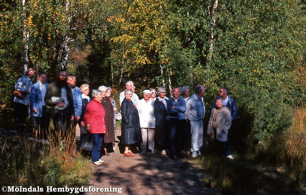 Hembygdsföreningen på vandring i Eklanda, Mölndal, år 1986.