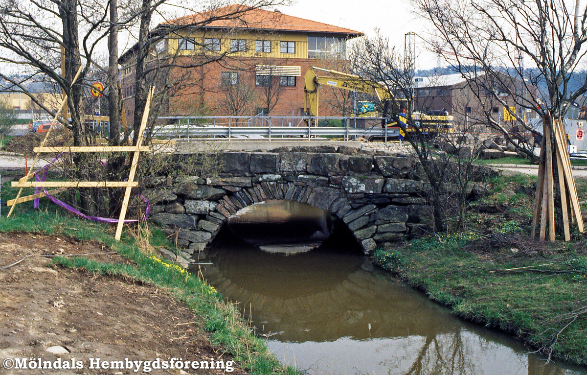 Valvbron vid Åbro i Mölndal, år 1998. Bron går över Kålleredsbäcken/Ävaån.