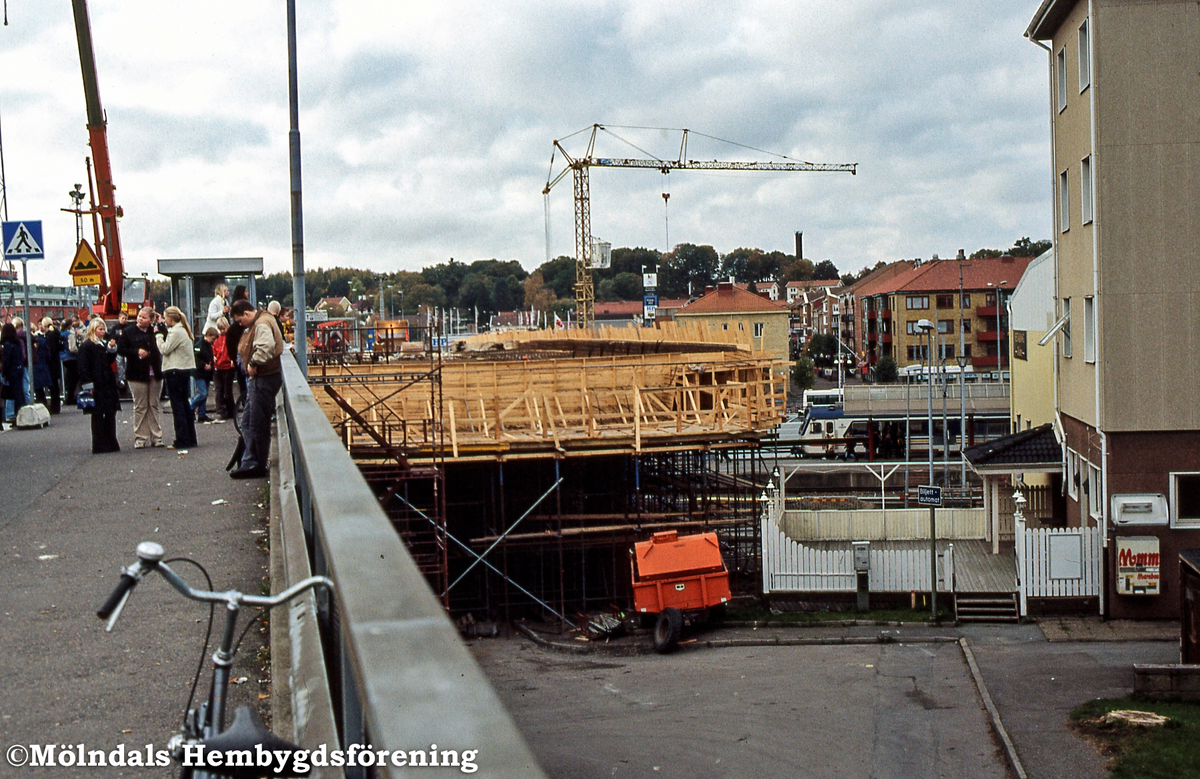 Kranar användes för att bygga Mölndals pendeltågsstation i Mölndals centrum. Fotografi taget i november 2001. Vy från Mölndals Bro. Till höger ses lite av huset Nämndemansgatan 1, tidigare Kvarnbygatan 1. D 39:32.