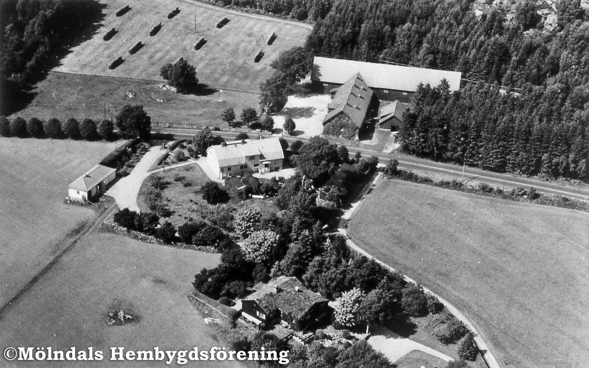 Flygfoto över gården Helenedal vid Boråsvägen i Mölndal på 1950-talet.