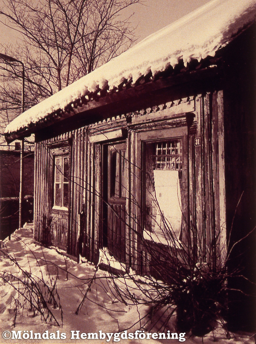 Kvarnbygatan 31 i Mölndals Kvarnby. Okänt årtal. I byggnaden låg Mölndals första postkontor, från juli 1870 till februari 1900. AF 14:32.