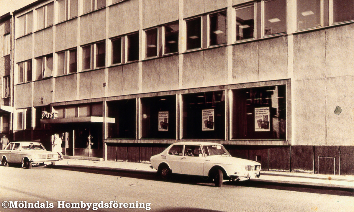 Frölundagatan 3 i Mölndalsbro, Mölndal, på 1960-talet. I byggnaden låg Mölndals femte postkontor. Postkontoret flyttades från den ena till den andra sidan av Frölundagatan den 17 december 1963. Har byggts ut vid något tillfälle, vid den stora omorganisationen. AF 14:40.