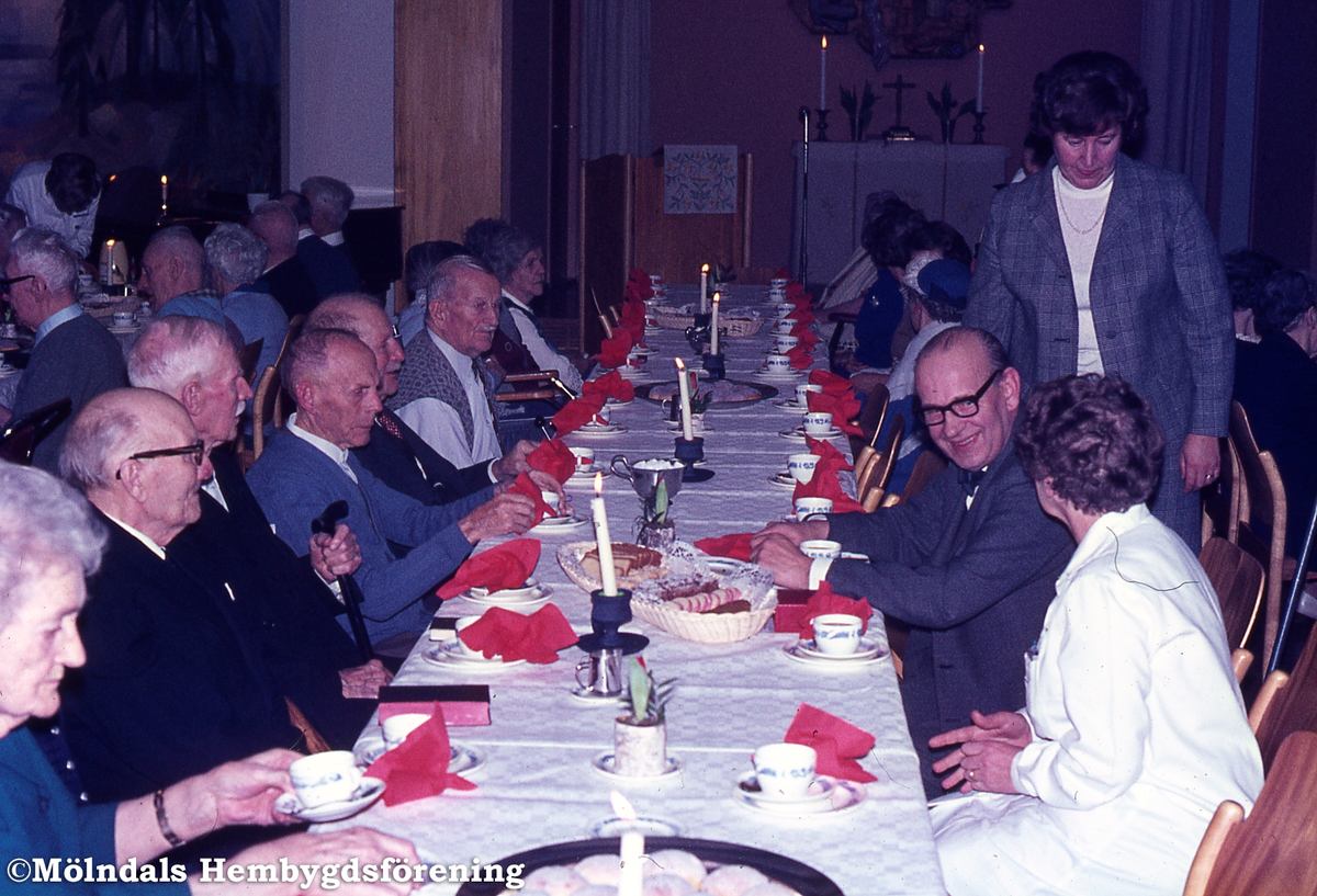 Julfest på Lackarebäckshemmet i Lackarebäck, Mölndal, i december 1969. Andre till vänster om bordet är slöjdlärare Hilmer Johansson (Halte Jim). Andre till höger om bordet är socialchef Nils Wadell. Stående är föreståndarinnan Signe Andersson.