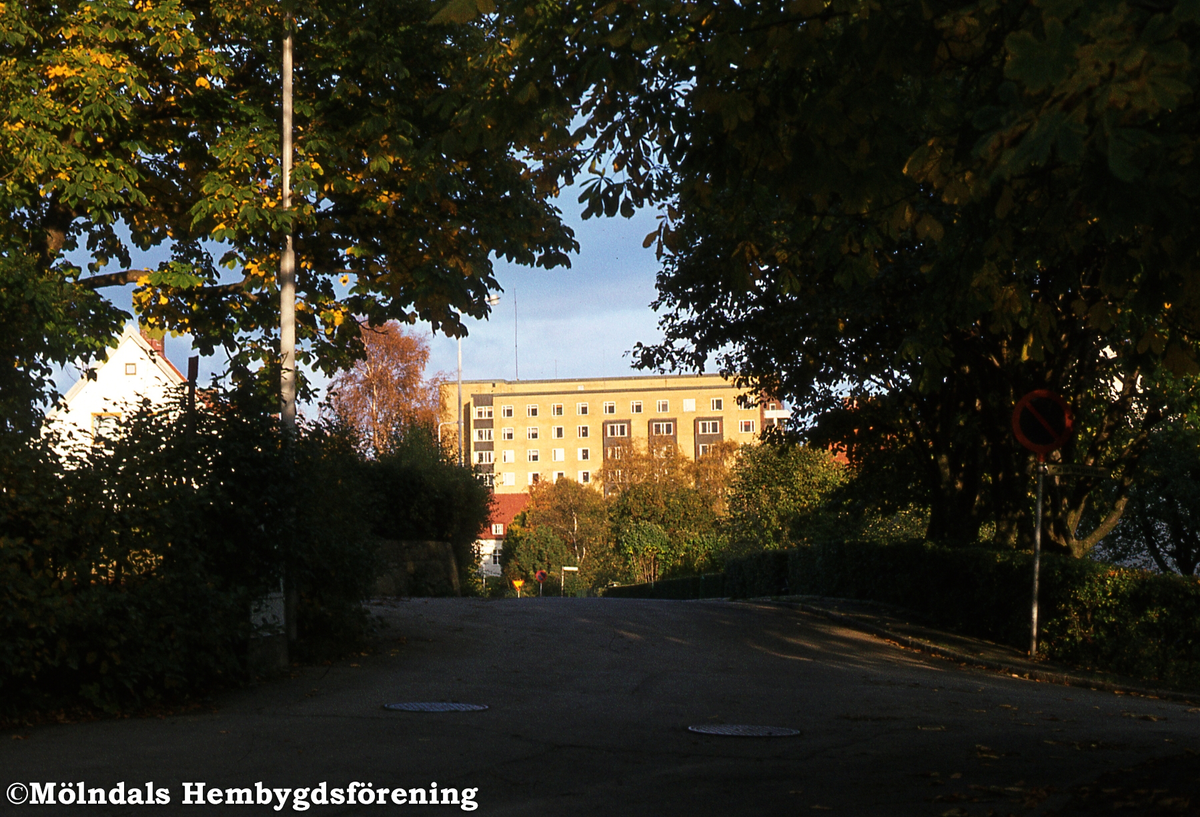 Lekskolegatan i Mölndal innan bebyggelsen, år 1982. Vy från Celsiusgatan. I bakgrunden ses byggnad tillhörande Mölndals sjukhus.