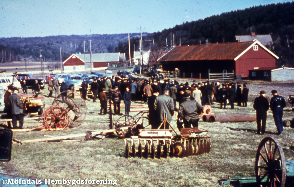 I mars 1967 har John Olsson auktion på djur och redskap som användes för kreaturskötseln. Gårdens skötsel överlämnades till sonen Sven Olof, som skulle driva gården kreaturslöst. Mellangården 1 i Fässberg, Mölndal. F 1:9.