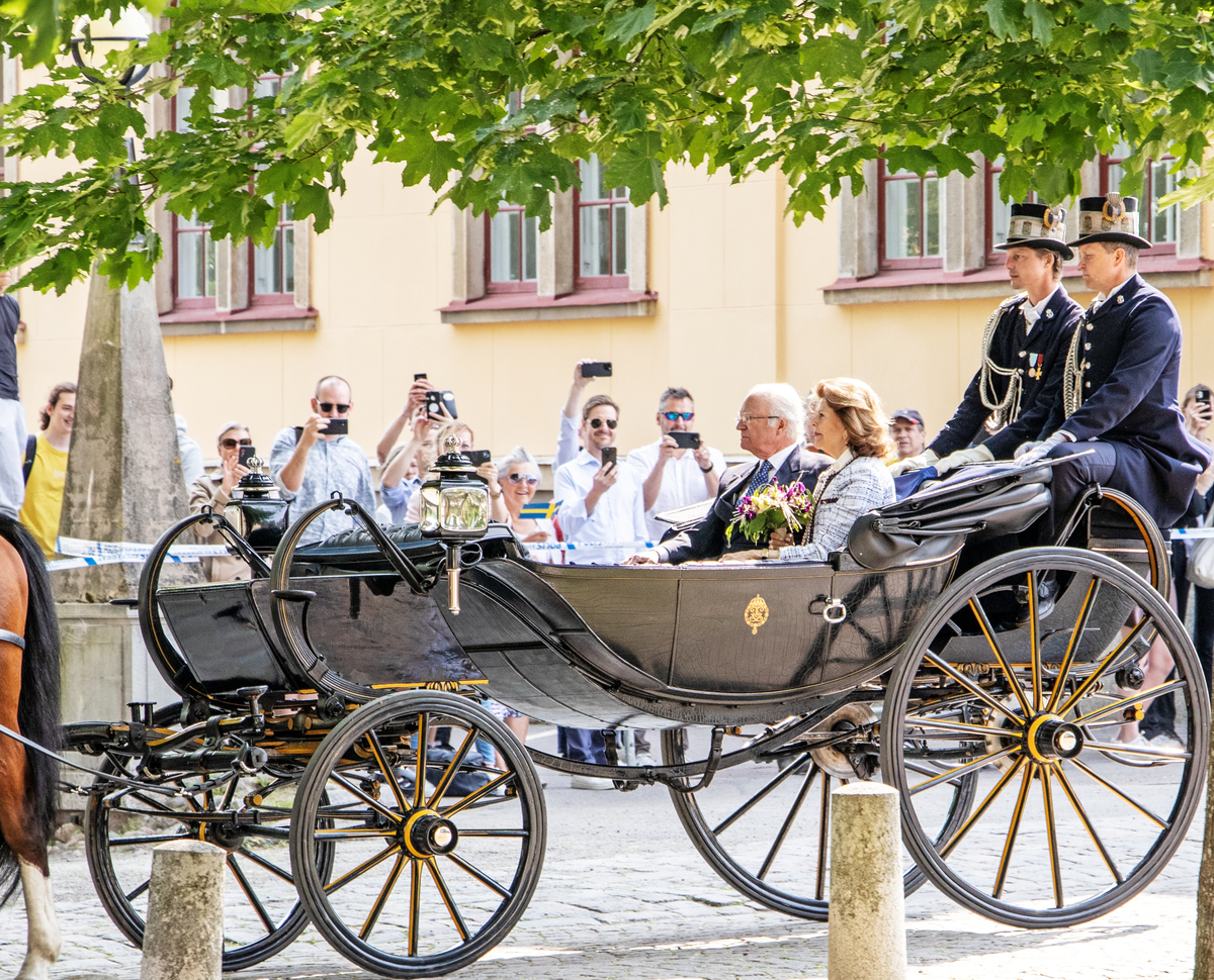 Den 25 maj besöker kungaparet Linköping. Detta för att fira H.M. Konungens 50 år på tronen och att det har gått 500 år sedan Gustav Vasa valdes till kung. Här anländer kungaparet med hästkortege till Linköpings slott.