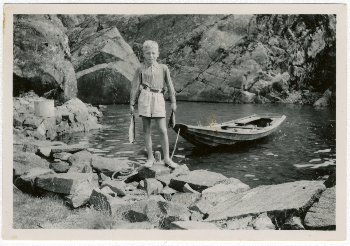 Foto av forfatter Tor Åge Bringsværd på fisketur med sin far i Åbyfjorden, 1950