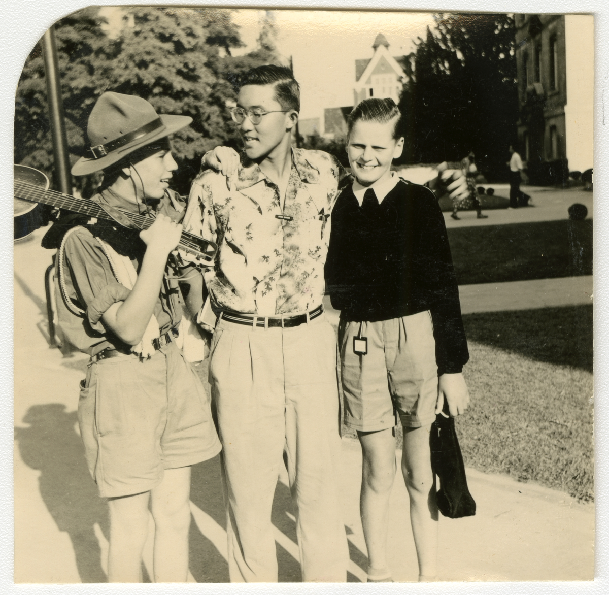 Foto av forfatter Tor Åge Bringsværd på KFUMs (kristelig forening unge menn) hundreårsjubileum i Paris 1955

Tor Åge til venstre, sammen med Jim fra Hawaii og Rolf fra Tyskland