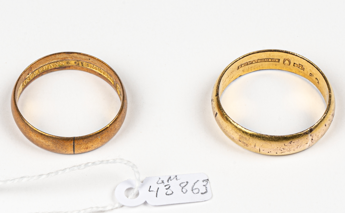Två arbetsringar, vardagsringar, i svart etui av plast. 
Den ena ringen är tillverkad i gulmetall, stämplad med ”Äkta fransk gulmetall” vilket indikerar att den troligen är tidigare än 1860-tal. Efter 1860 började man stämpla med enbart ”Gulmetall”.
Den andra ringen, i gulddoubblé är också från 1800-talet och troligen tillverkad i Frankrike – där var stämpeln med fågeln (en fågel med en ring i näbben, se foto) vanlig. Stämpeln i sig har endast en dekorativ betydelse.
Syftet att använda dessa ringara var att man skulle spara på vigselringen och i stället använda denna typ till vardags.