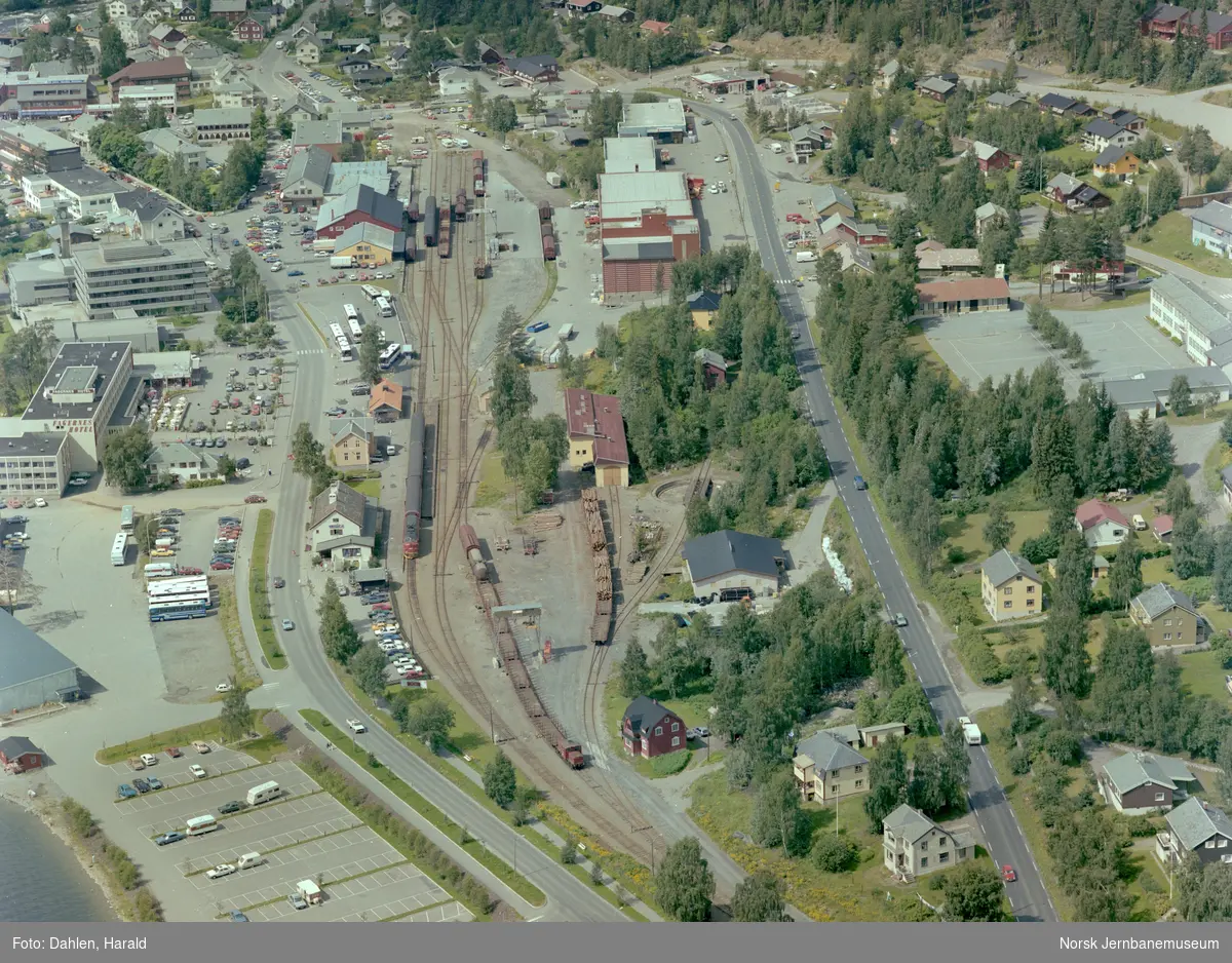 Fagernes stasjon sett fra luften. Diesellokomotiv Di 3 632 med persontog til Oslo S står på stasjonen