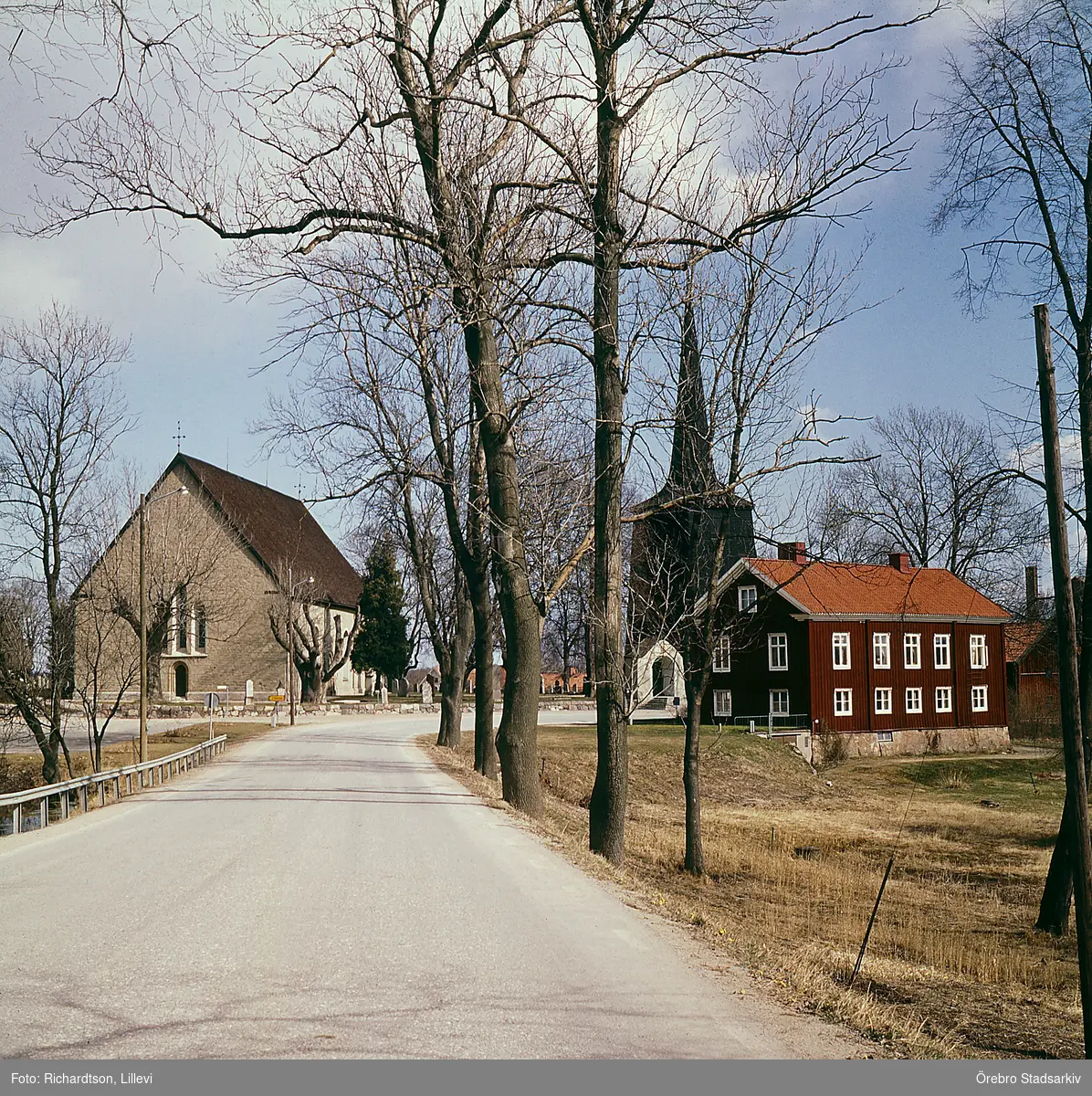 Sköllersta kyrka och försmlingshem