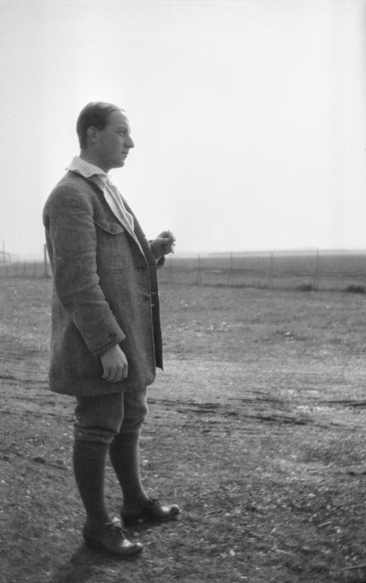Edmund Sparmann vid rökning utomhus. Profilbild, helbild från sidan. Omkring 1914-1915.