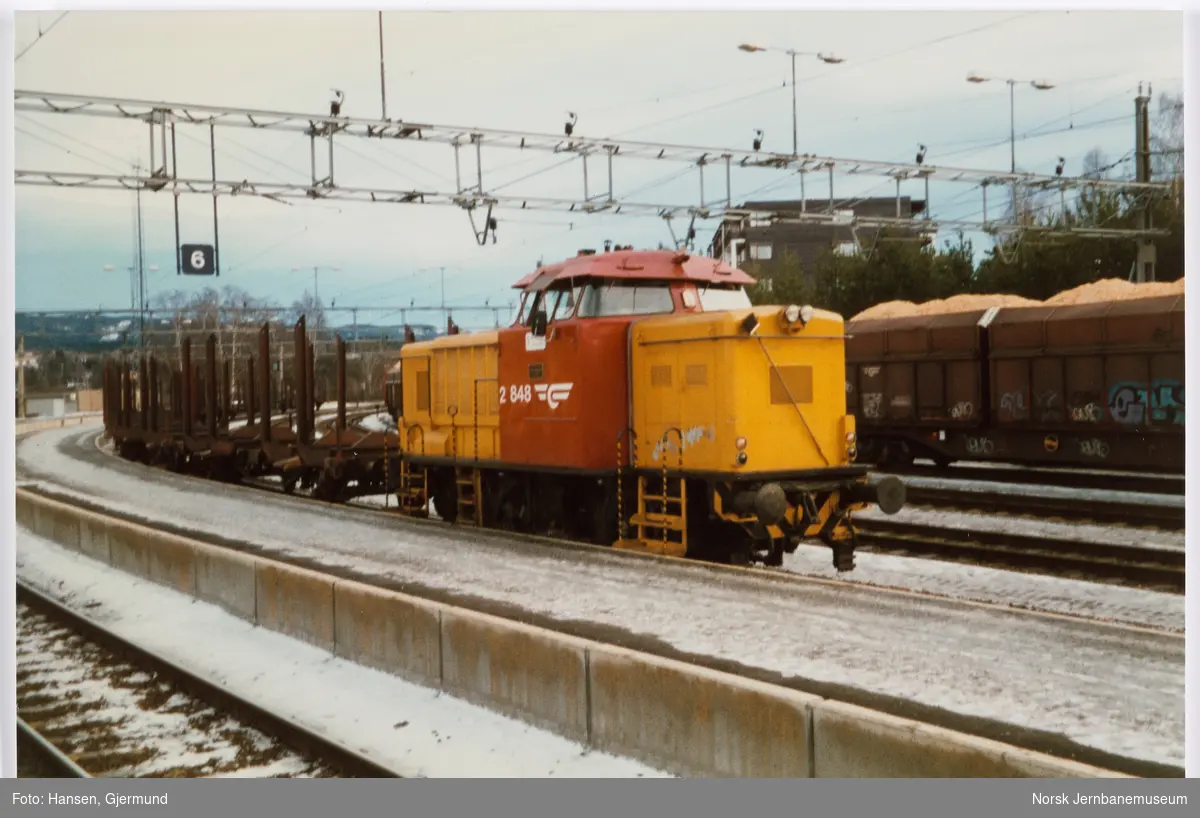 Diesellokomotiv Di 2 848 som skiftemaskin på Hønefoss stasjon