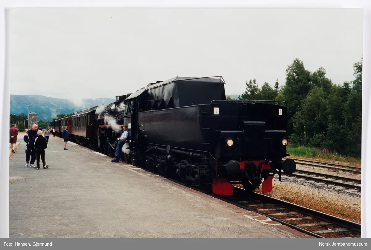 Damplokomotiv 63a 2770 med chartertog på Bjorli stasjon