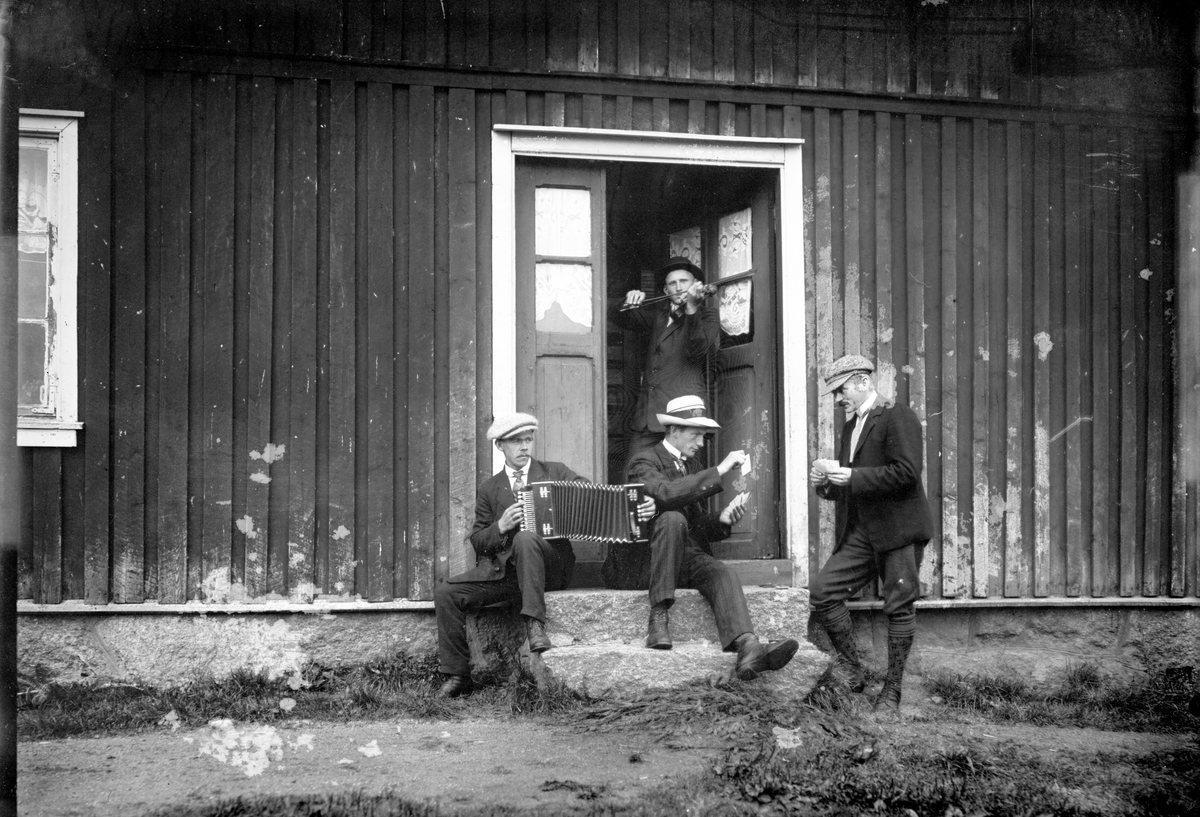 Gruppeportrett, arrangert kortspill med musisering. Ole Theodorsen med fele.

Fotosamling etter fotograf og skogsarbeider Ole Romsdalen (f. 23.02.1893).