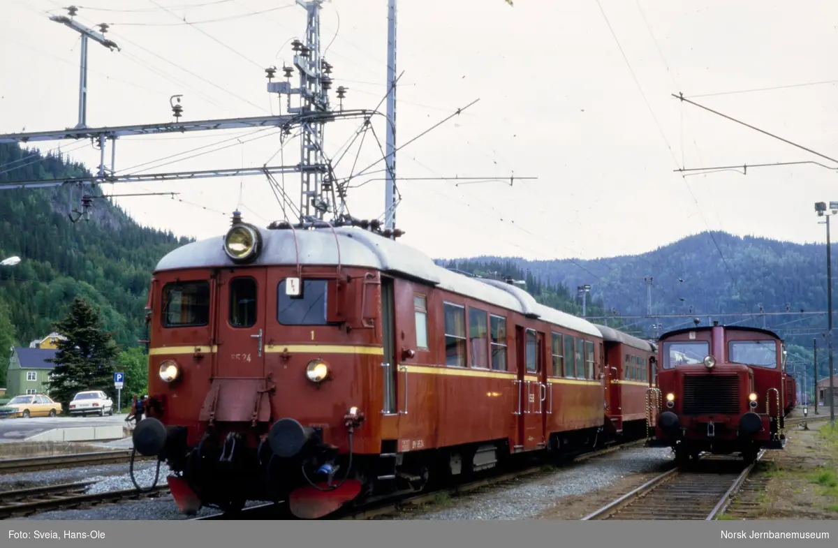 Elektriske motorvognsett type 65 med ekstratog fra Trondheim til Oslo (Drammen) på Støren stasjon