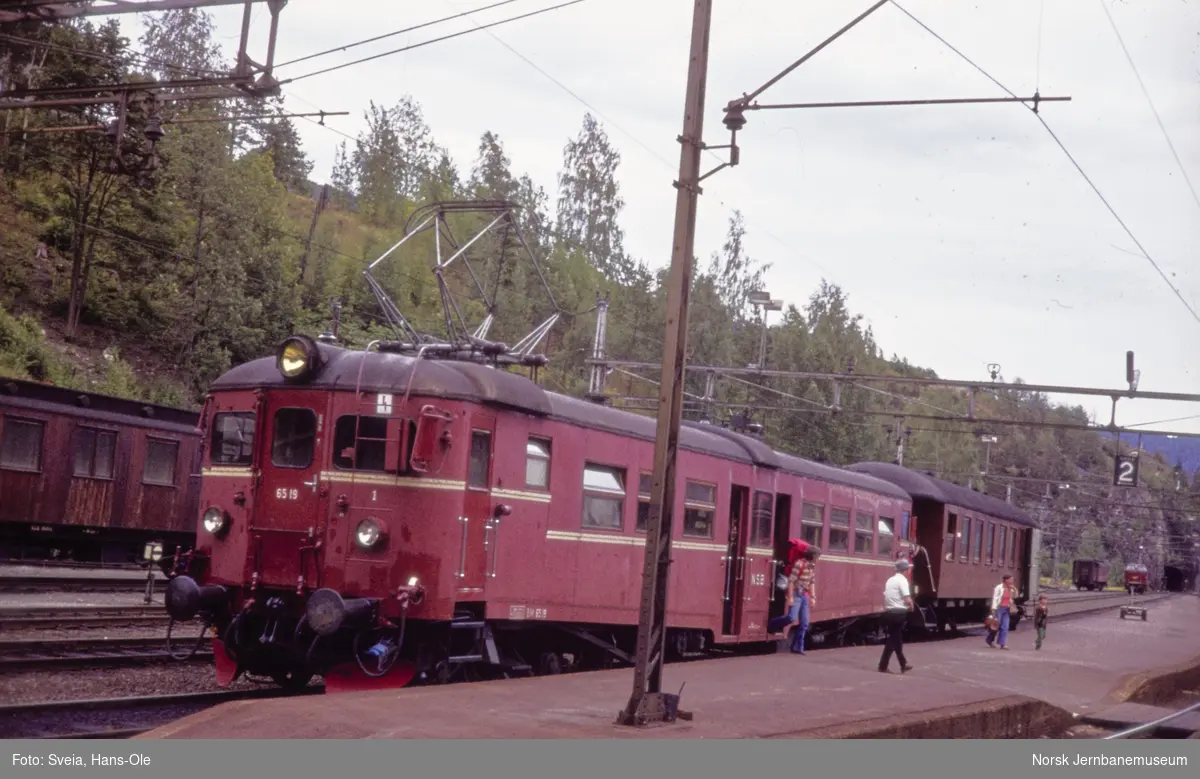 Elektrisk motorvogn BM 65 19 med persontog fra Skien, tog 2174, på Notodden stasjon