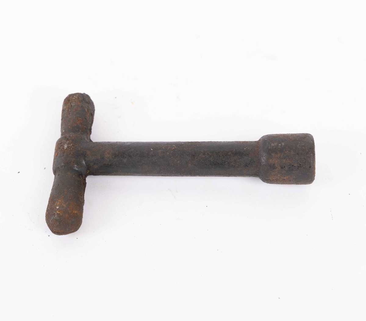 T-formet universalnøkkel av jern med rundt grep. Den kan brukes til bolt, mutter eller lignende som er firkanta.