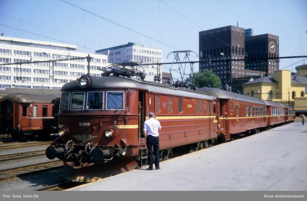 Elektrisk lokomotiv El 11 2109 med persontog til Skien over Kongsberg, tog 501, på Oslo Vestbanestasjon