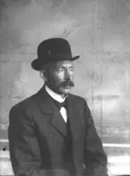 Johan Aksel Lauritzen i Rygge. Fotografens bror med hatt.