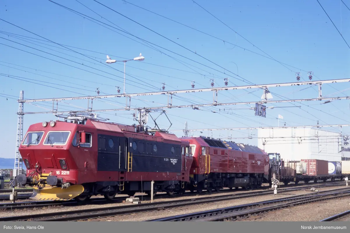 Elektrisk lokomotiv El 16 2211 og diesellokomotiv Di 6 nr. 664 på Trondheim stasjon