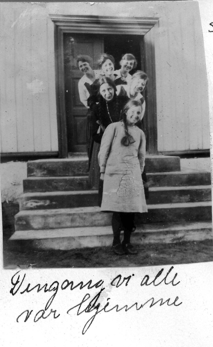 Noen av Maren og Christian Frederiksens barn på trappa til Melbu Hovedgård