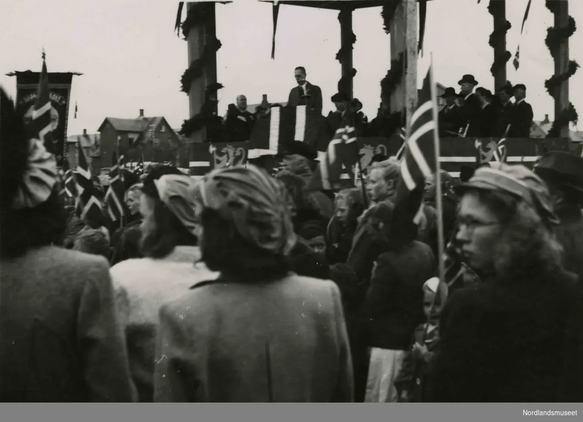 En mann holder tale for en folkemengde. Bilde tatt i Bodø under feiring av freden etter okkupasjonen 1945.