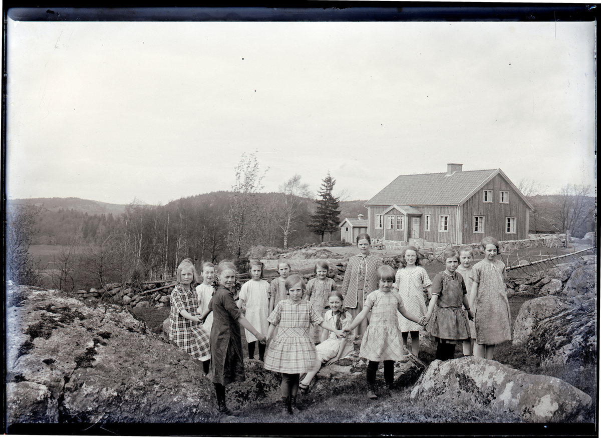 Enligt fotografens journal nr 5 1923-1929: "Bräcke småskola, Ödsmål".