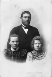 Studioportrett av en mann og to kvinner fra Alvestad.